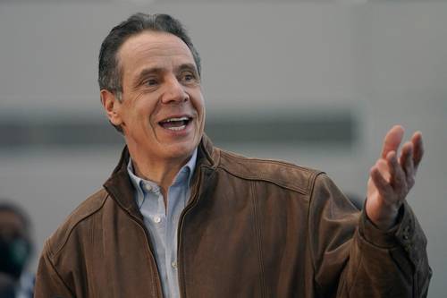 El gobernador Andrew Cuomo, en un sitio de vacunación ayer en Nueva York.