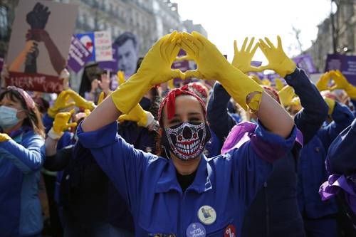  Activistas francesas por los derechos de las mujeres se manifestaron ayer en París contra el sexismo y la violencia sexual, en el contexto de la conmemoración del Día Internacional de la Mujer. Foto Ap