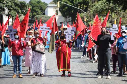 Con motivo del Día Internacional de la Mujer, el Frente Popular Revolucionario, el Movimiento de Unificación de Lucha Triqui y la Unión de Artesanos y Comerciantes Oaxaqueños en Lucha, entre otras organizaciones, marcharon de la Fuente de las Ocho Regiones hacia el zócalo de la capital de Oaxaca para demandar que paren los feminicidios en la entidad.