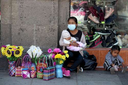 En una acera de la calzada de Guadalupe, en la alcaldía Gustavo A. Madero, una mujer ofrece bolsas, cestos y floreros de mimbre para subsistir a los estragos económicos que ha dejado la pandemia de Covid-19.
