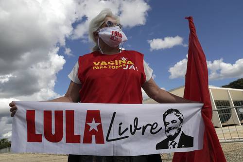Muestra de apoyo al ex presidente Luiz Inácio Lula da Silva, ayer, frente a la Corte Suprema en Brasilia.