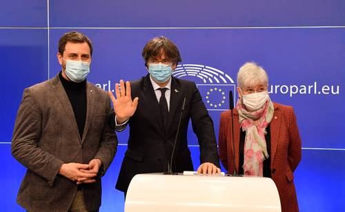 El ex presidente de Cataluña Carles Puigdemont (al centro), junto con Toni Comín y Clara Ponsatí, dos colaboradores suyos, ofrecen una conferencia de prensa ayer, en el Parlamen-to de la Unión Europea en Bruselas.