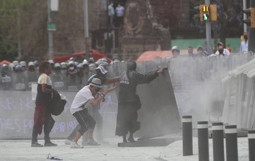 Durante la marcha por el Día Internacional de la Mujer, hombres infiltrados enfrentaron a policías capitalinos a la altura de Reforma y avenida Hidalgo, donde varias oficiales resultaron heridas.