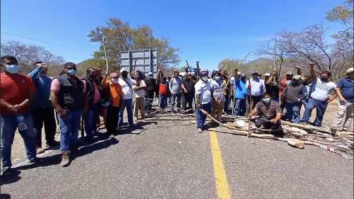 Músicos de Juchitán demandan apoyos; bloquean por segundo día la carretera vía panamericana