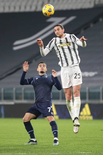 El francés Adrien Rabiot (derecha) contribuyó con un gol para la Vecchia Signora, pero no fue suficiente y los italianos quedaron fuera de la Liga de Campeones.