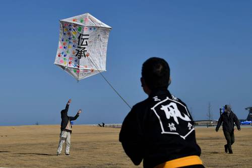 El 11 de marzo de 2011, un sismo de magnitud 9 en Japón desató un enorme tsunami con olas tan altas como edificios, que dejó 18 mil 500 muertos y catastróficas fusiones nucleares en la planta Fukushima Daiichi. Diez años después, la vida de muchos sobrevivientes sigue en suspenso. En esta localidad, al recordar la tragedia, niños lanzaron cometas en los que escribieron sus deseos.