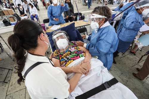 Personas de la tercera edad fueron vacunadas este miércoles contra Covid-19, en la Plaza de la Danza, a un costado del palacio municipal de la ciudad de Oaxaca.