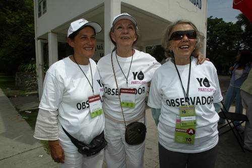 Al centro, Isela Vega, cons Jesusa Rodríguez y Elena Poniatowska.