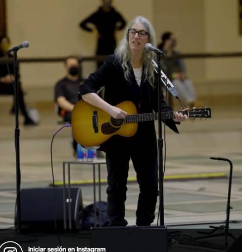 La cantante, poeta y activista dio un miniconcierto en el Museo de Brooklyn.