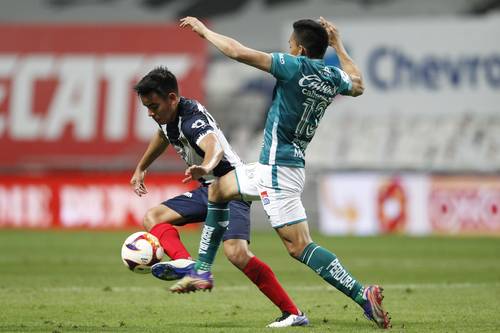 Carlos Rodríguez, del Monterrey, se impone a Ángel Mena, del León, en cancha regia.