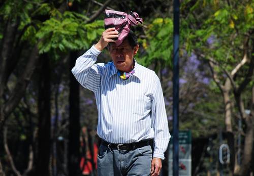 En las semanas recientes se han dejado sentir altas temperaturas en la capital del país, como ayer al medio día, cuando el termómetro alcanzó 27 grados centígrados con una sensación térmica de 28 grados, por lo que las autoridades declararon alerta amarilla. Para los próximos días se prevé que se alcancen 30 grados centígrados.