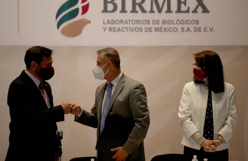 Los directores del IPN, Arturo Reyes (izquierda), y de Birmex, Pedro Zenteno, firmaron un acuerdo, del que la titular del Conacyt, Elena Álvarez-Buylla, fue testigo.