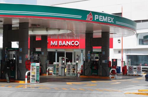 La Secretaría de Hacienda y Crédito Público extendió por una semana los subsidios a combustibles para autos y vehículos, en una medida para compensar el impacto en el consumidor del incremento en los precios del petróleo. En el caso de la gasolina regular, el subsidio –que se aplica en el impuesto especial sobre producción y servicios que paga el consumidor– será de 2.64 pesos; en la de alto octanage, de 0.92 pesos, y en el diésel, de 1.51 pesos, en los tres casos por litro comprado.