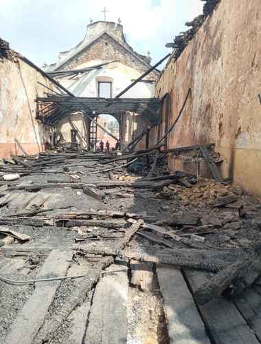 El templo de Santiago Apóstol de la comunidad de Nurío, municipio de Paracho, Michoacán, quedó en ruinas luego de un incendio ocurrido el domingo anterior. Funcionarios del Instituto Nacional de Antropología e Historia informaron que la próxima semana se iniciarán los trabajos de reconstrucción. La edificación de la iglesia comenzó en 1639 y, según la fecha impresa en un muro, fue concluido en 1677.