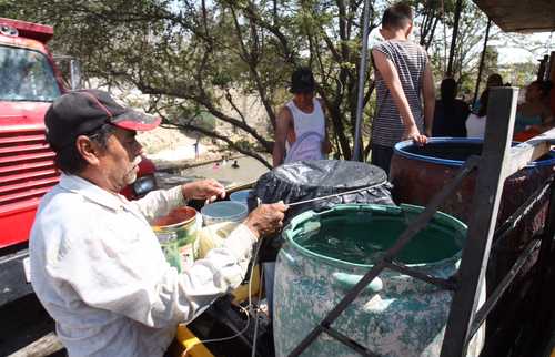 Colonos de Agua Fría, en Zapopan, Jalisco se abastecen de agua de un tinaco desde hace dos semanas debido a la falta de suministro del Sistema Intermunicipal de Agua Potable y Alcantarillado. Los vecinos denunciaron que el gobierno estatal instaló sólo unos días un tambo para las necesidades de los pobladores, lo cual fue insuficiente.