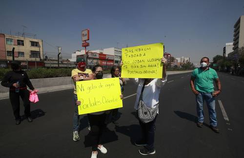 Sin importar los casi 30 grados Celsius que se sintieron durante la tarde de ayer, los vecinos de la zona realizaron el bloqueo para exigir el servicio.