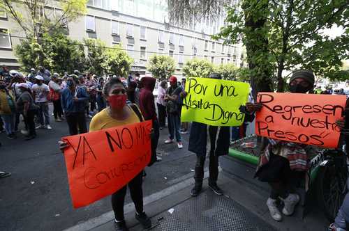 Familiares de presos bloquearon la avenida Pino Suárez y entre sus demandas piden la renuncia del titular de la Subsecretaría del Sistema Penitenciario local.