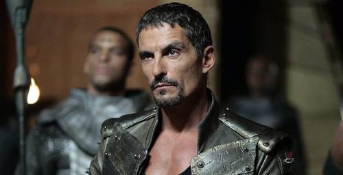 El actor sudafricano Cliff Simon, conocido por haber interpretado al villano Ba’al en la serie de ciencia ficción Stargate SG-1, murió a los 58 años, víctima de un accidente de kitesurf en Topanga Beach, Malibú, California.