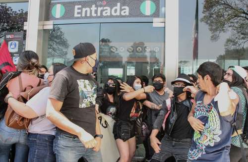 Personas que dijeron ser visitantes del Museo Nacional de Antropología agredieron a alumnos y maestros de la Escuela Nacional de Antropología e Historia (ENAH) que impedían la entrada al recinto en protesta por la cancelación de más de 100 materias optativas.