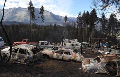 Autos quemados por el fuego de esta semana en Chubut, que alcanzó la localidad de Las Golondrinas, en la imagen.