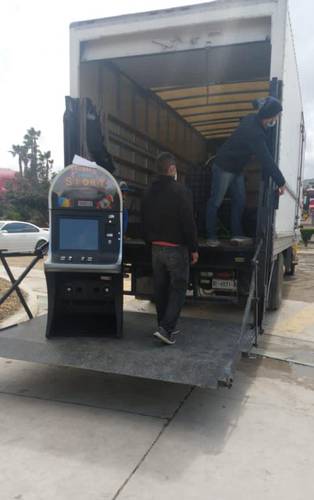 Personal del Sistema de Administración Tributaria durante el operativo en el casino Caliente, en Tijuana.