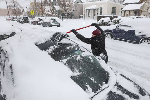 Una severa tormenta invernal afectó al centro-oeste de Estados Unidos ayer, con nevadas y fuertes vientos que provocaron apagones y obligaron a cerrar aeropuertos y calles en Colorado, Wyoming y Nebraska. La circulación en varias carreteras importantes en Wyoming se tuvo que cancelar, incluso en las que conducen a Cheyenne y Casper. En la imagen, un vecindario de Denver.