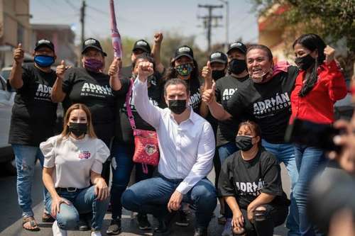 Adrián de la Garza, candidato a la gubernatura postulado por la coalición Va Fuerte por Nuevo León, conformada por los partidos Revolucionario Institucional y de la Revolución Democrática, durante un recorrido por colonias del municipio de Santiago. La foto fue tomada del perfil de Facebook del abanderado