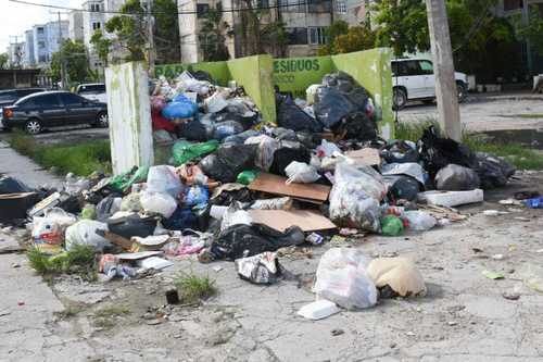 La acumulación de basura en las calles es uno de los principales problemas de Cancún, de acuerdo con el Instituto de Administración Pública de Quintana Roo.