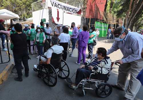 Aspecto de la jornada de vacunación contra el Covid-19 ayer en la alcaldía Miguel Hidalgo, en la Escuela Nacional de Maestros.