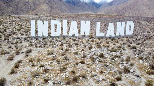 Desert X, en el valle de Coachella, cerca de Palm Springs, California, es una exposición in situ que montará el artista Nicholas Galanin. Las irónicas letras gigantes y blancas que están de pie como un paisaje montañoso californiano se parecen mucho al sello de Hollywood, pero su mensaje podría ser diferente. Ésta dice: Tierra India.