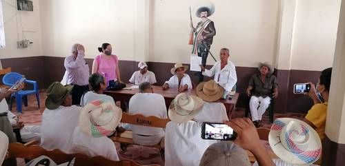 Asamblea ejidal del pueblo amuzgo de Xochistlahuaca, Guerrero, donde rechazaron el domingo un proyecto energético que grupos académicos insisten en imponer.