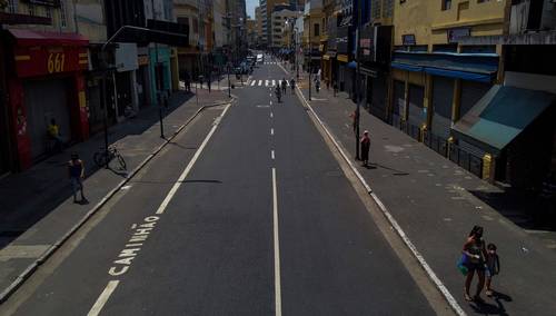 Calles de Sao Paulo, Brasil, lucen semivacías debido a las duras restricciones, entre ellas el toque de queda nocturno, por el aumento de contagios.