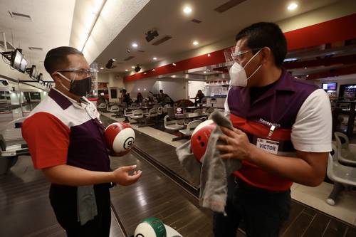 Durante la reapertura de actividades no esenciales en la Ciudad de México, como boliches (esta imagen), casinos y casas de apuestas.