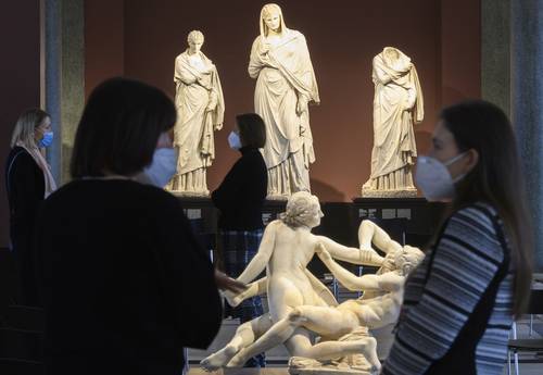 El Palacio Zwinger de Dresde, Alemania, reabrió ayer tras una pausa obligada de casi cuatro meses por la pandemia de Covid-19. “La cultura es y sigue siendo parte indispensable de nuestra sociedad”, señaló la directora general de las Colecciones Estatales de Arte de Dresde, Marion Ackerman.