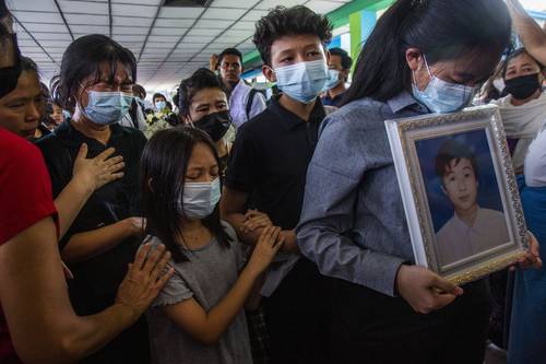 Funerales de un estudiante de medicina de 18 años, quien murió de un disparo en el pecho por por agentes de seguridad, el domingo en Rangún. Los homenajes se multiplicaron ayer en las exequias de decenas de manifestantes prodemo-cráticos asesinados en los días recientes en Myanmar, donde cientos de personas están desaparecidas desde el golpe de Estado, según la ONU. Más de 180 civiles murieron desde que los militares tomaron el poder el 1º de febrero y detuvieron a Aung San Suu Kyi, según la Asociación de Ayuda a los Presos Políticos. El balance aumentó considerablemente en los últimos días y la junta parece más decidida que nunca a reprimir las protestas pese a las condenas internacionales.
