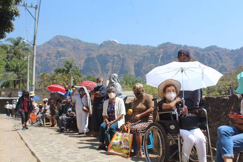 Cientos de adultos mayores hicieron largas filas ayer para vacunarse contra Covid-19 en la unidad deportiva del barrio Santo Domingo, municipio de Tepoztlán, Morelos; sin embargo, no todos alcanzaron a ser inmunizados, ya que al mediodía se acabaron las dosis.