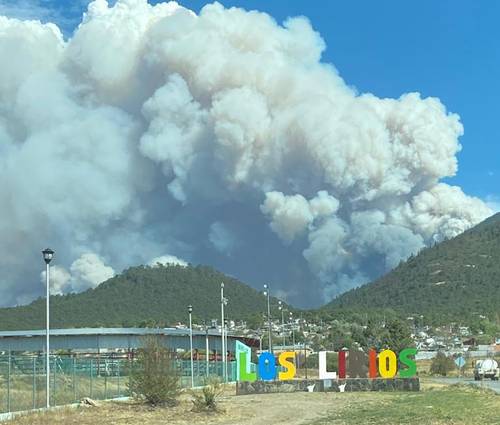 Ayer por la tarde se produjo un incendio forestal en la sierra boscosa de Arteaga, Coahuila, en los límites con Nuevo León, que consumió vegetación diversa. Al cierre de esta edición las autoridades desconocían qué originó el fuego. La foto fue tomada de la cuenta de Twitter @Loba_Indomable