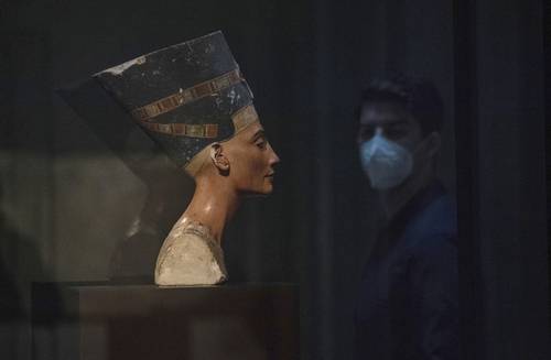 Un busto de Nefertiti, que data de la dinastía 18, Amarna, Egipto, alrededor de 1340 aC, se puede apreciar en el Neues Museum de Berlín, donde ayer reabrieron algunos recintos culturales.