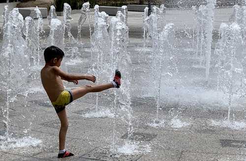 CONTRA EL CALOR EN LA CDMX. Diversión en la plaza Tlaxcoaque del Centro Histórico de la Ciudad de México, donde las temperaturas rebasan 27 grados centígrados.