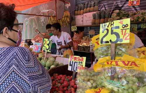 Los precios de algunos alimentos básicos se han incrementado hasta 80 por ciento durante el último mes como consecuencia del encarecimiento de la gasolina. De acuerdo con el monitoreo mensual de la Alianza Nacional de Pequeños Comerciantes (Anpec), de mediados de febrero a la fecha, el costo del kilo de limón se disparó 81 por ciento, mientras el del aguacate lo hizo en 80 por ciento.