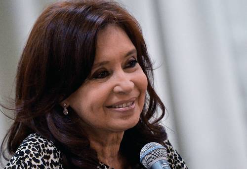 Cristina Fernández anunció ayer que a partir del 1º de abril desiste de percibir su salario como vicepresidenta de Argentina debido a que a inicios de marzo se le notificó que se le restituye su asignación mensual vitalicia por haber sido presidenta de la nación en los periodos 2007-2011 y 2011-2015. Sus percepciones le fueron suspendidas de forma irregular por el gobierno de Mauricio Macri.