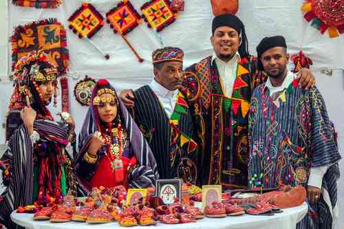 Libios participantes de un festival cultural posan con trajes tradicionales en el pueblo de Al-Athrun, distrito de Derna, cerca de la ciudad de Baida.