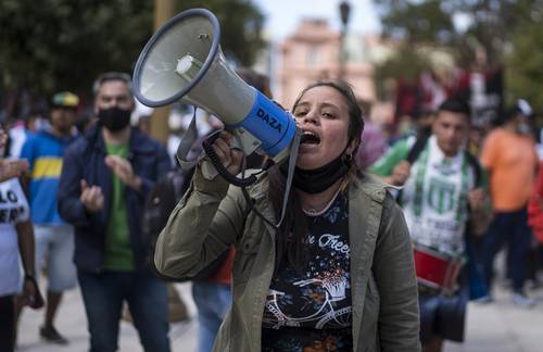 Manifestación para exigir asistencia alimentaria, aumento de salarios y trabajo digno, ayer en la Plaza de Mayo de Buenos Aires.