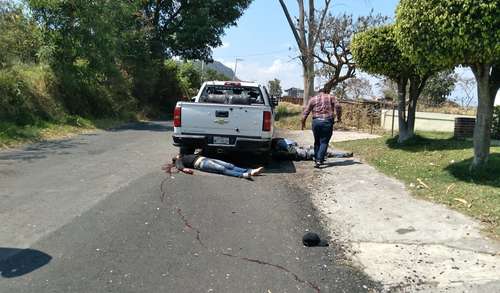 Ocho elementos de la policía del estado de México y cinco agentes ministeriales fueron asesinados ayer en tres ataques perpetrados en menos de una hora por grupos armados en los municipios de Coatepec Harinas y Zacualpan.