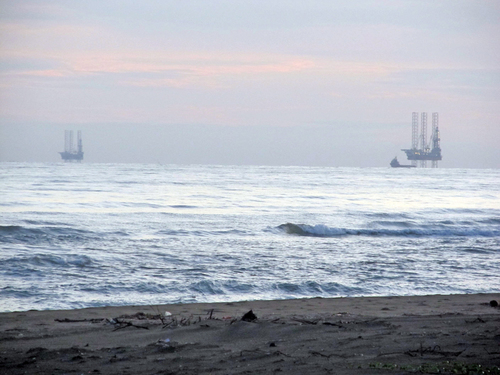 Plataformas petroleras vistas desde Barra de Tupilco.  Federico Reyes