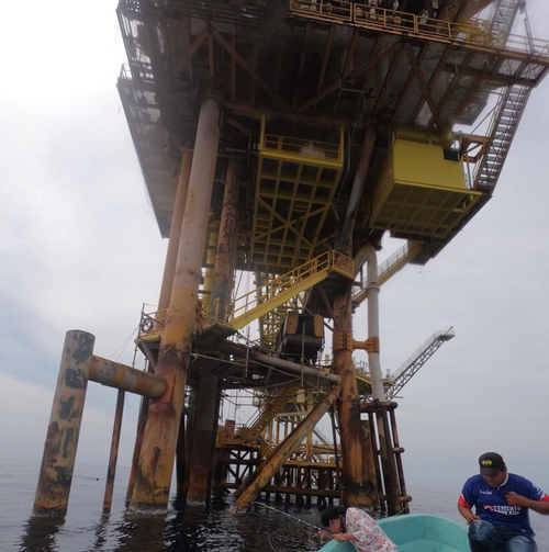 Instalaciones petroleras en el mar de Veracruz.  Eddie Zaletas