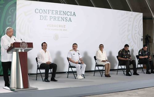 Asistieron a la conferencia del presidente Andrés Manuel López Obrador en Coatzacoalcos, el gobernador de Veracruz, Cuitláhuac García; el subsecretario de Marina, Eduardo Redondo; la secretaria de Seguridad, Rosa Icela Rodríguez; el secretario de la Defensa, Luis Cresencio Sandoval, y el comandante de la Guardia Nacional, Luis Rodríguez Bucio.