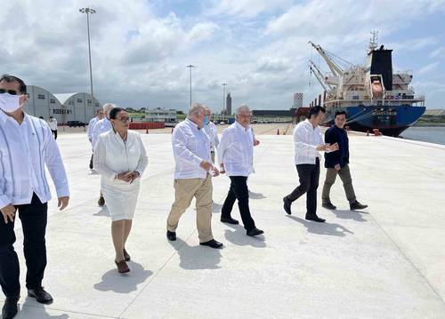 El presidente Andrés Manuel López Obrador encabeza la inauguración de obras del puerto de Coatzacoalcos, Corredor Interoceánico del Istmo de Tehuantepec, en el recinto portuario de la laguna de Pajaritos.