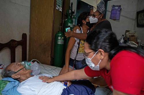 Por el alto número de casos en las últimas semanas, muchas personas como José Moreira (en la imagen), de la provincia de Manaus, mueren en sus casas ante la imposibilidad de encontrar hospitales con camas vacías para recibir tratamiento.