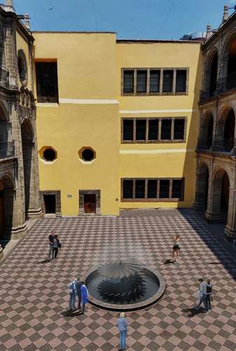  Patio principal donde Rojo “tradujo” los primeros versos de “Piedra de Sol”, de Paz, en una fuente de granito de forma helicoidal, con una columna de agua, pieza que se complementa con la sala Memorial Octavio Paz para la que el diseñador ideó la lápida escultórica del nicho donde permanecerán las cenizas del Nobel de Literatura y de Marie-José Tramini. Foto cortesía del ACSI